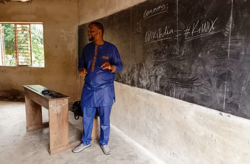 A teacher in a Benin classroom. The blackboard indicates Wikipedia = Kiwix